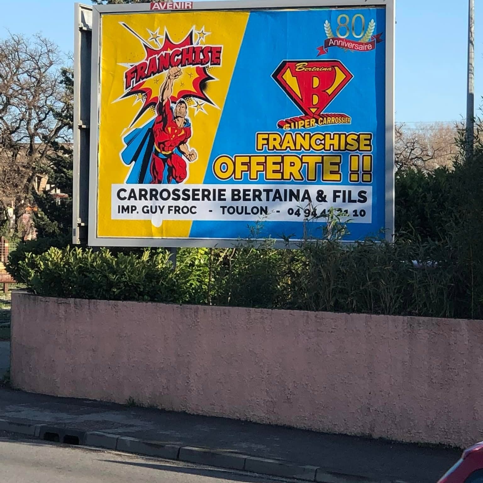 Affiche 4×3 de la carrosserie Bertaina et Fils à Toulon : « Franchise offerte », logo Super Carrossier et médaille des 80 ans.