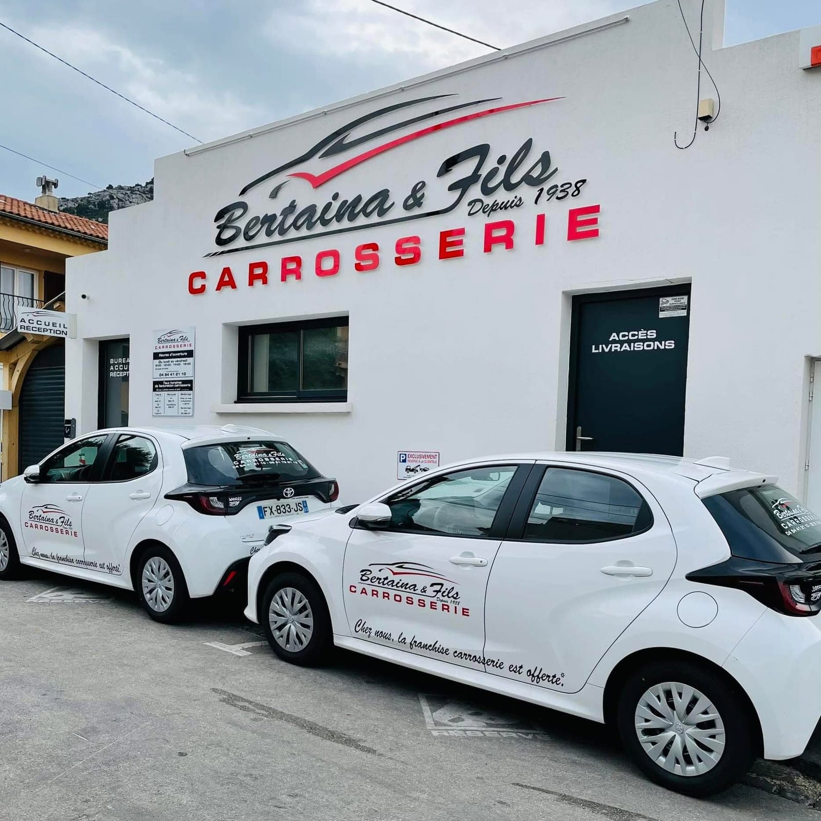 L’enseigne « Bertaina & Fils Carrosserie, depuis 1938 » sur la façade blanche de l’atelier, impasse Guy Froc à Toulon, avec deux Toyota Yaris de courtoisie garées devant.